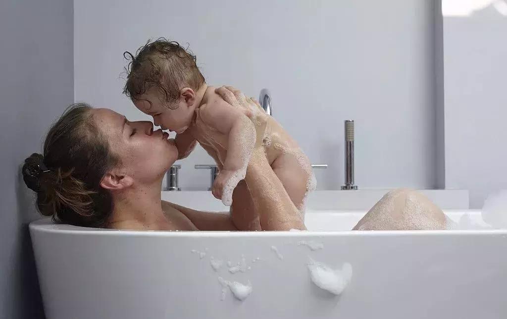 宝宝尿路感染外阴有什么症状,宝宝尿路感染是因为用了生水吗