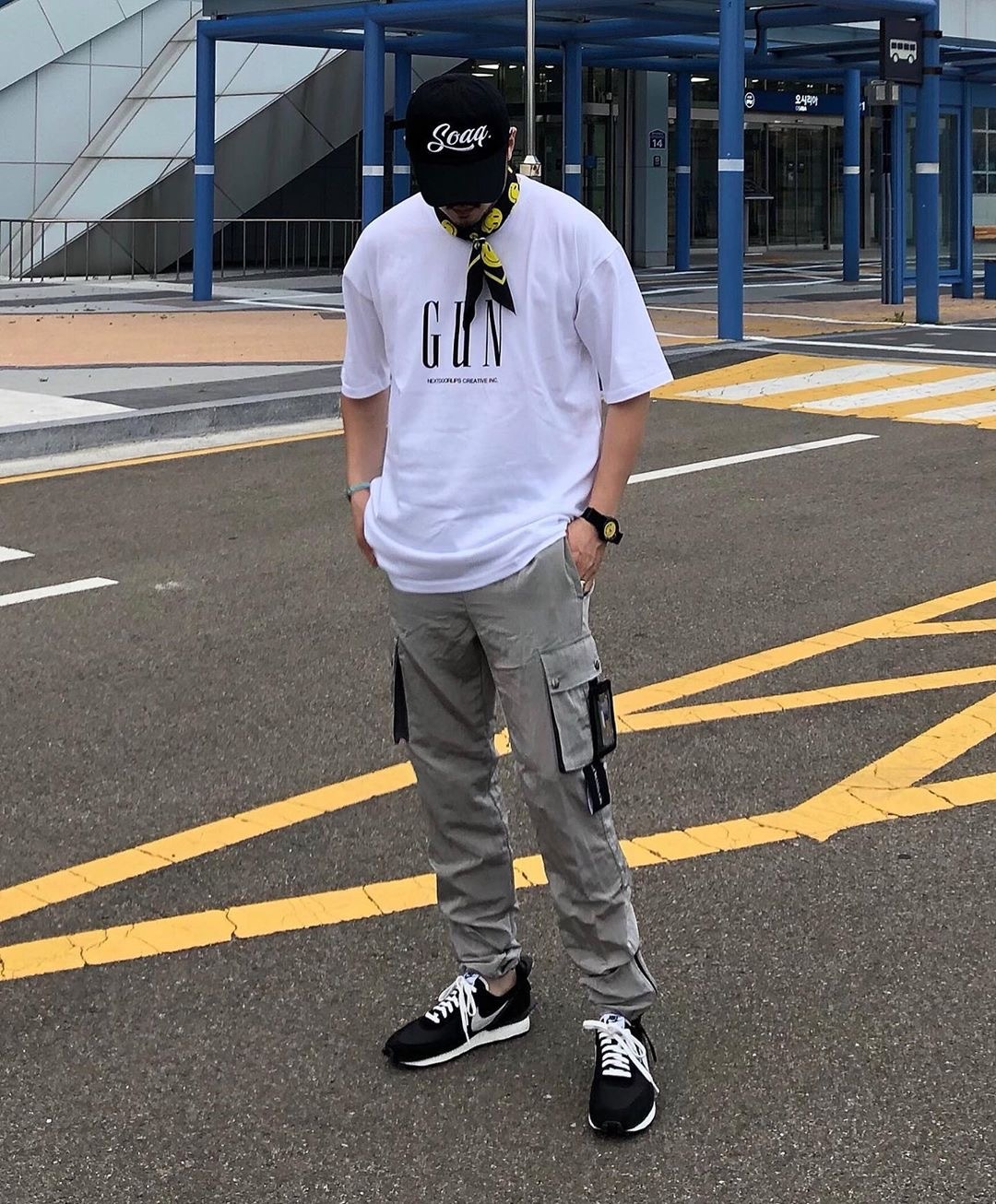 还在穿阔腿裤的你可能不知道,时髦精都悄悄穿起了束脚裤和背带裤