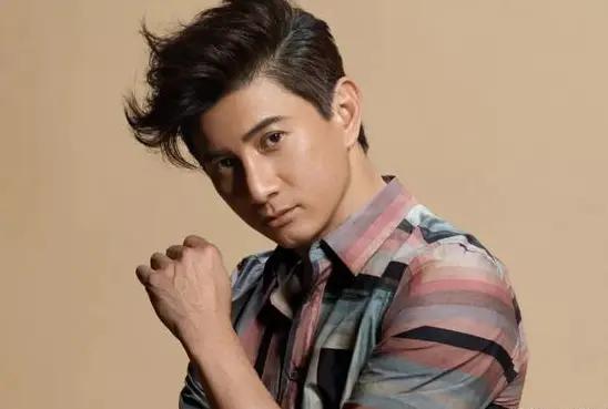 王俊凯被星探发现原视频,王俊凯被星探发现视频