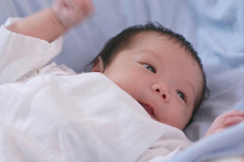 6-12个月宝宝作息调整,0到2个月的宝宝每晚哭闹