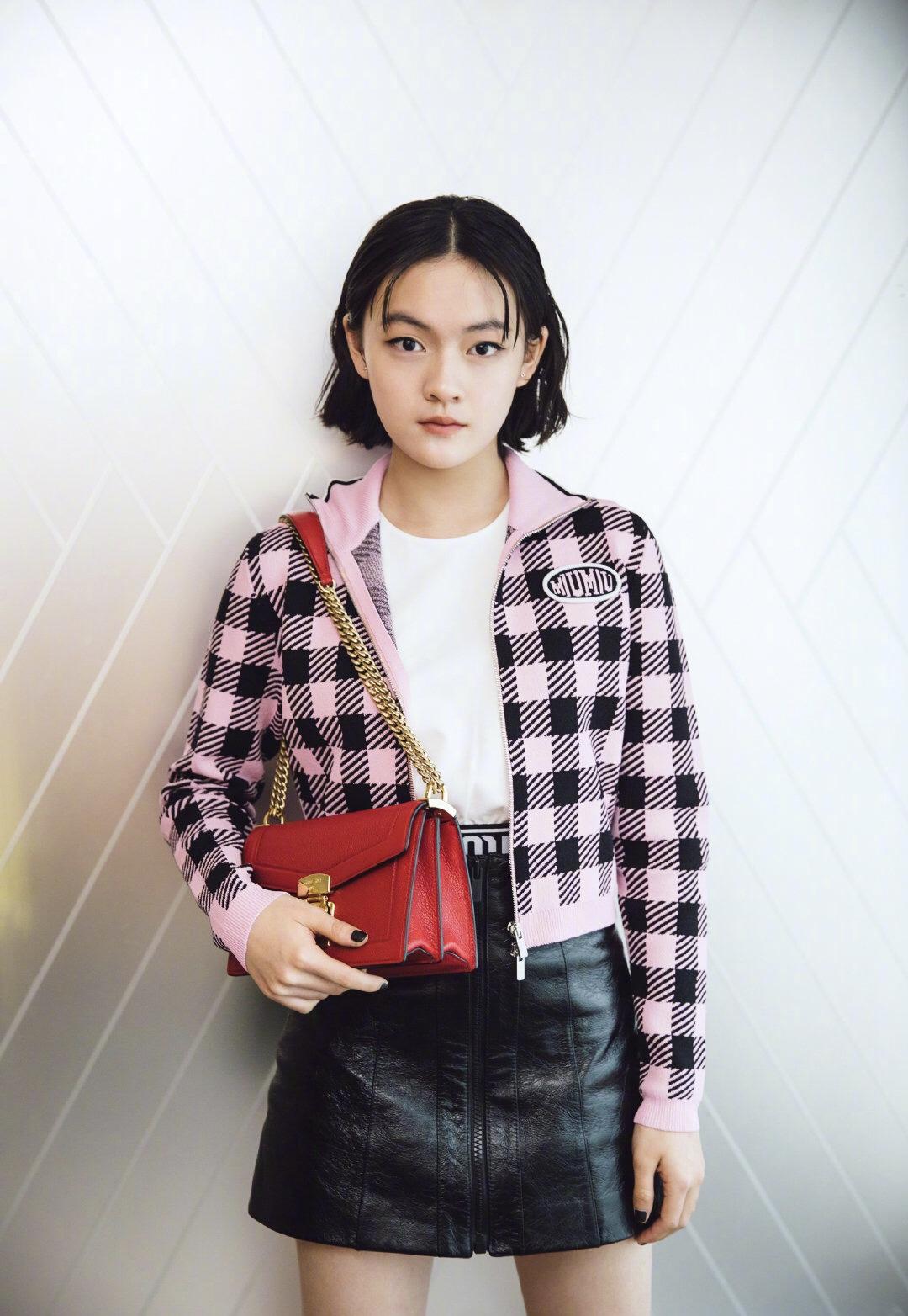 杨超越几千块衣服呈现200块风采？小花齐穿miumiu差别竟然这么大