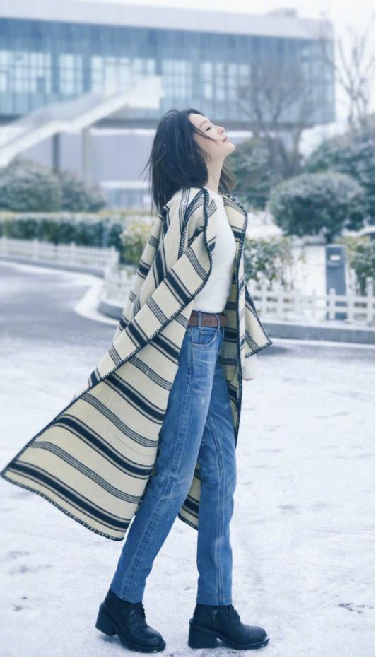 李沁穿湖蓝色大衣清新又高级!搭配同色系打底衫,气质满满好美丽