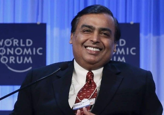 印度首富宠妻如宝：7次约会就求婚，盛宠35年，不孕5年也没嫌弃