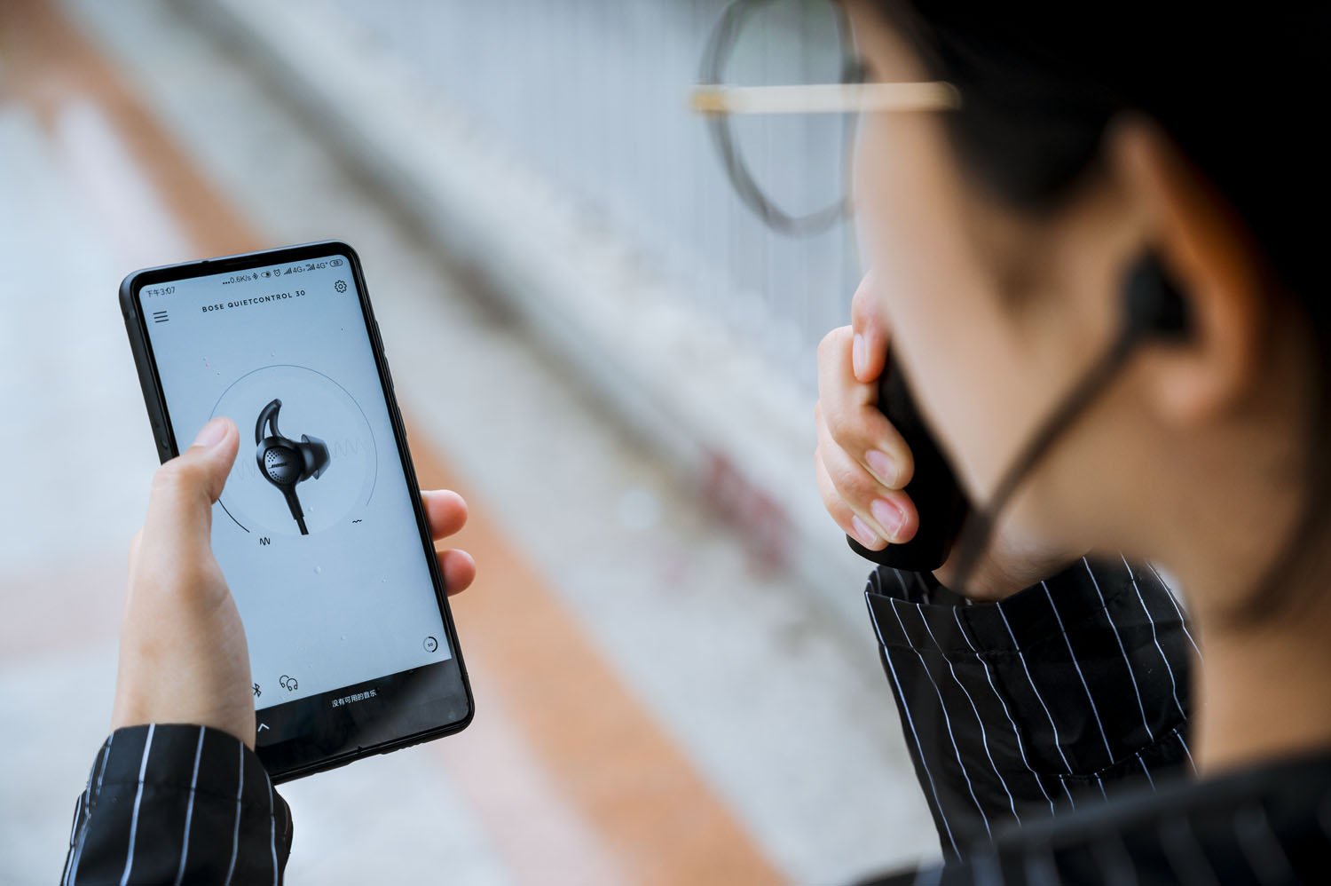 戴上耳机脱离喧嚣的世界,戴上耳机逃离城市的喧嚣