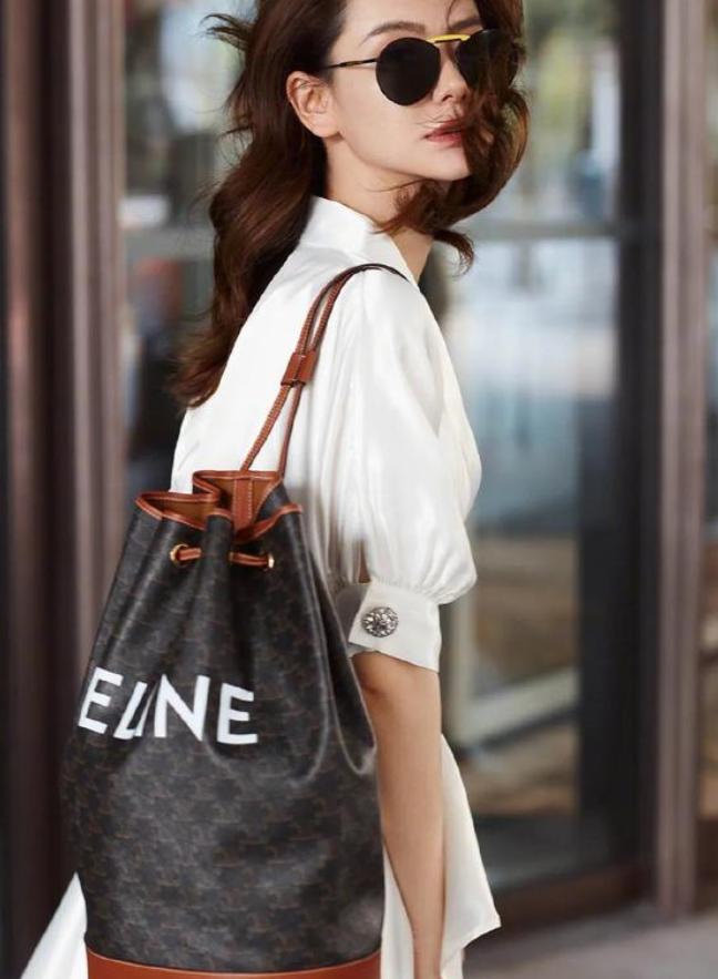 背包女双肩包时尚2022新款中年,中年男人背双肩包还是单肩包有范