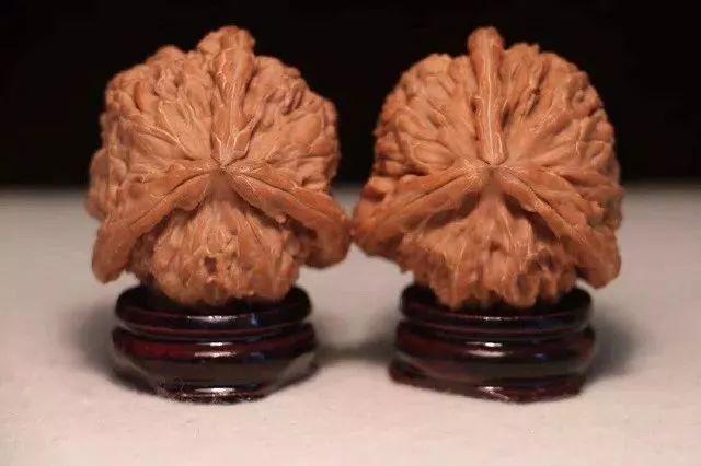 文玩核桃文盘与武盘各有什么好处,文玩核桃不盘的时候要放袋子里吗