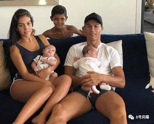 她们还在名媛群拼单，这位柜姐已经收服了世界顶级海王