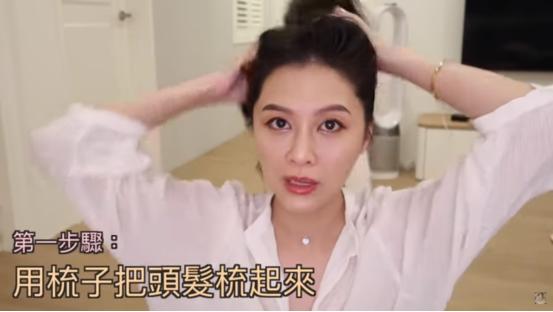 戚薇同款古灵精怪双丸子头教程,戚薇扎丸子头简单扎法
