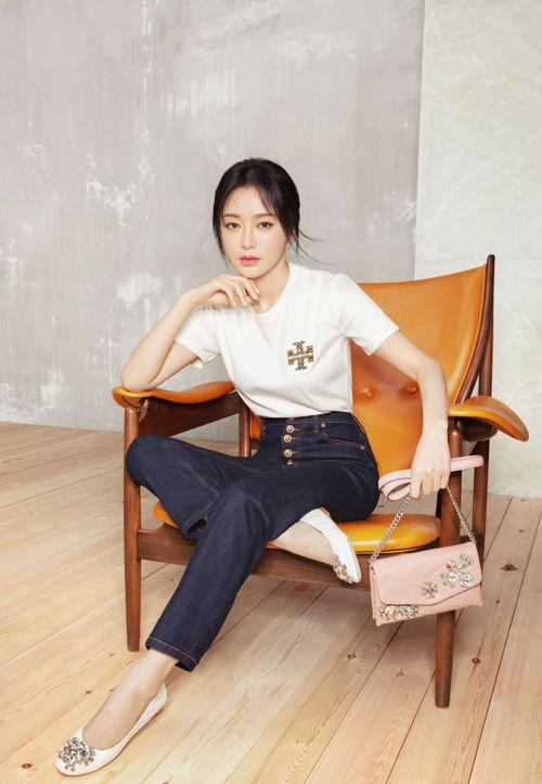 秦岚闪耀的她穿搭翻领毛衣,秦岚黑色羊羔毛