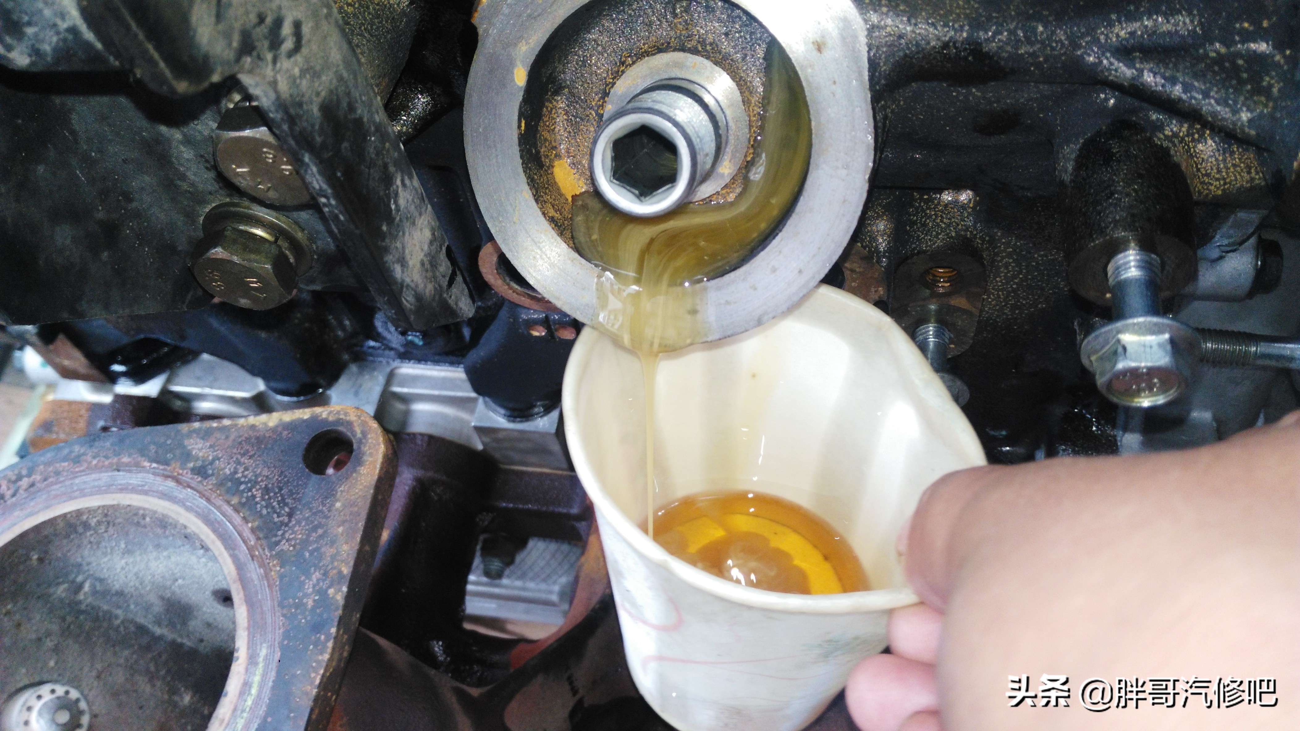 五菱宏光1.2机油少咋回事啊,五菱宏光1.2发动机机油孔在哪里