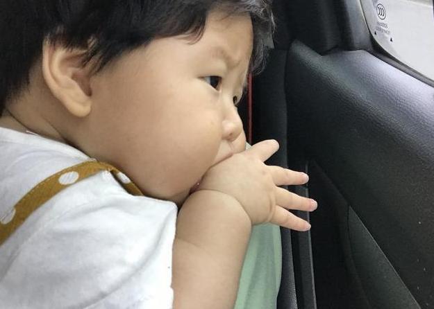 宝宝口欲期吃手要洗干净吗,孩子吃手有什么好办法