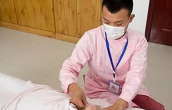 90后宝妈大胆尝试“男催乳师”，别人问其感想，她直言：有些糟心