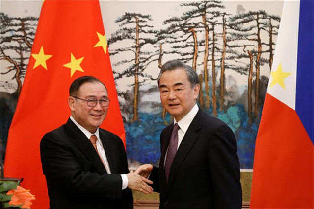 菲方总统拒绝拖走军舰中方回应,外交部谈中菲船只在南海碰撞