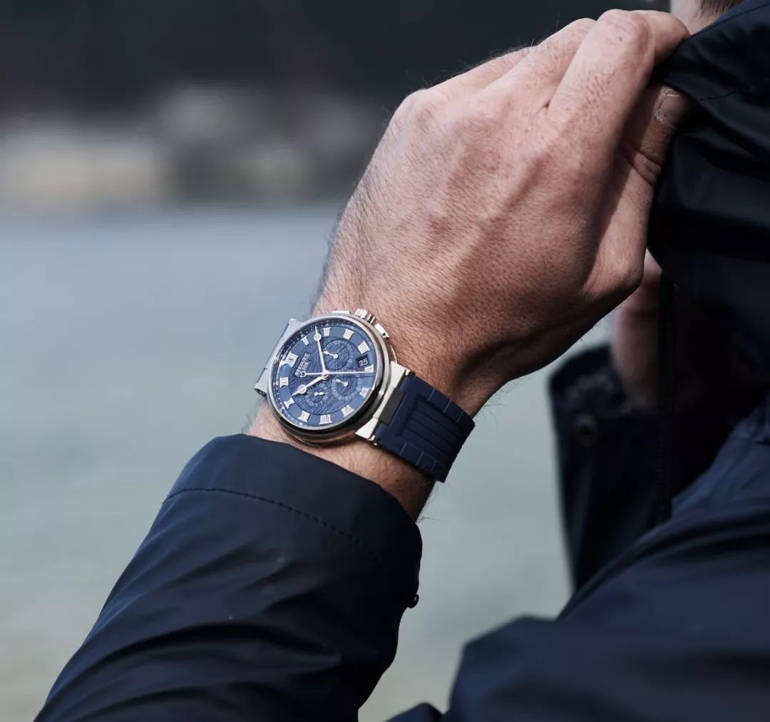 成功男士戴什么表,简约欧米茄商务腕表成熟男士