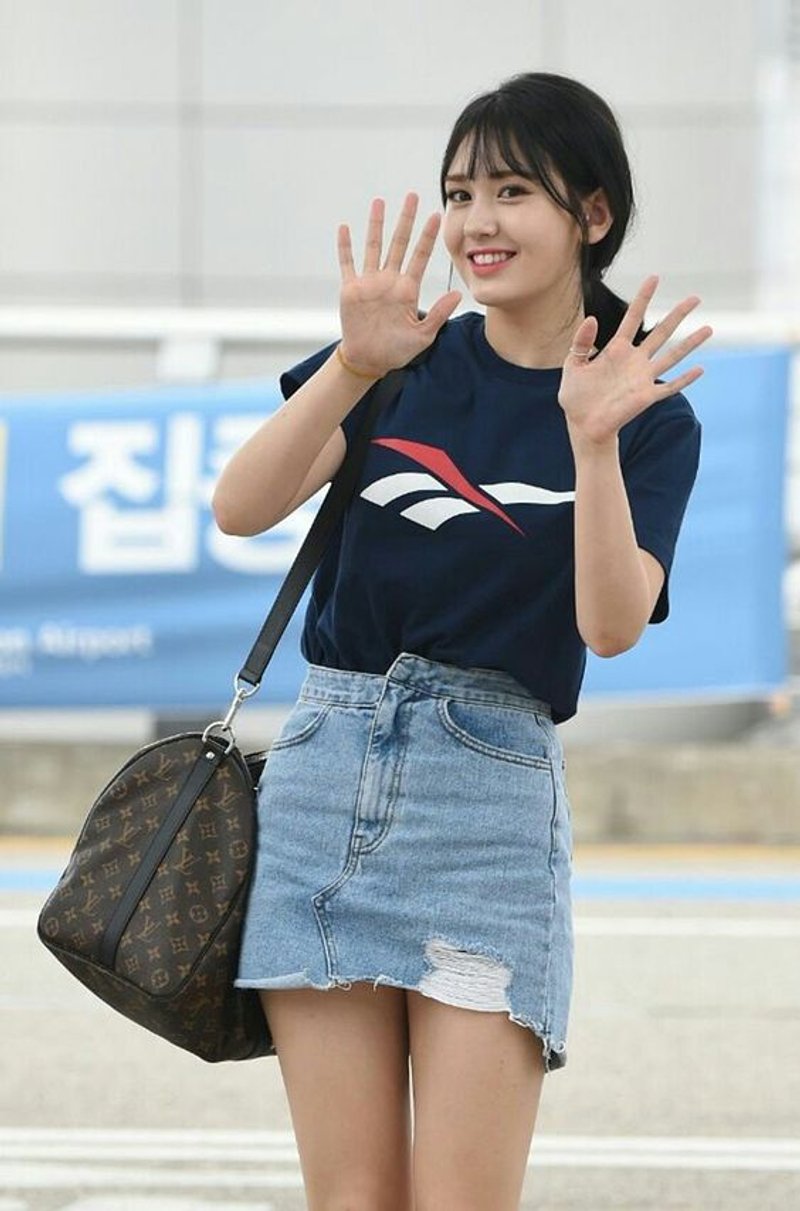 又甜又潮的正妹不多了！这位妹子全身Supreme脚踩AJ1倒钩太正