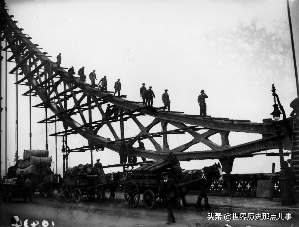 英国伦敦塔桥是如何建成的?来看1894年珍贵老照片,令人惊叹