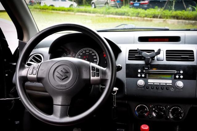 大学生花1万买铃木雨燕,大学生花一万元买二手车练手