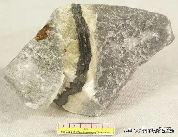 月球陨石与地球矿石的区别,月球陨石和矿石有什么区别