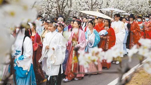 穿50件汉服是什么体验,在香港穿汉服惊艳全场