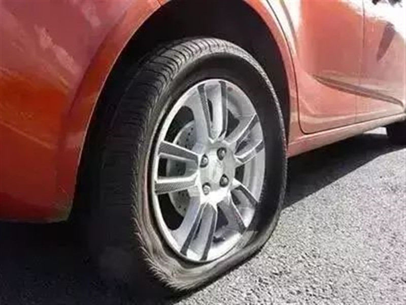 高温暴晒的汽车,高温天气汽车暴晒有啥影响