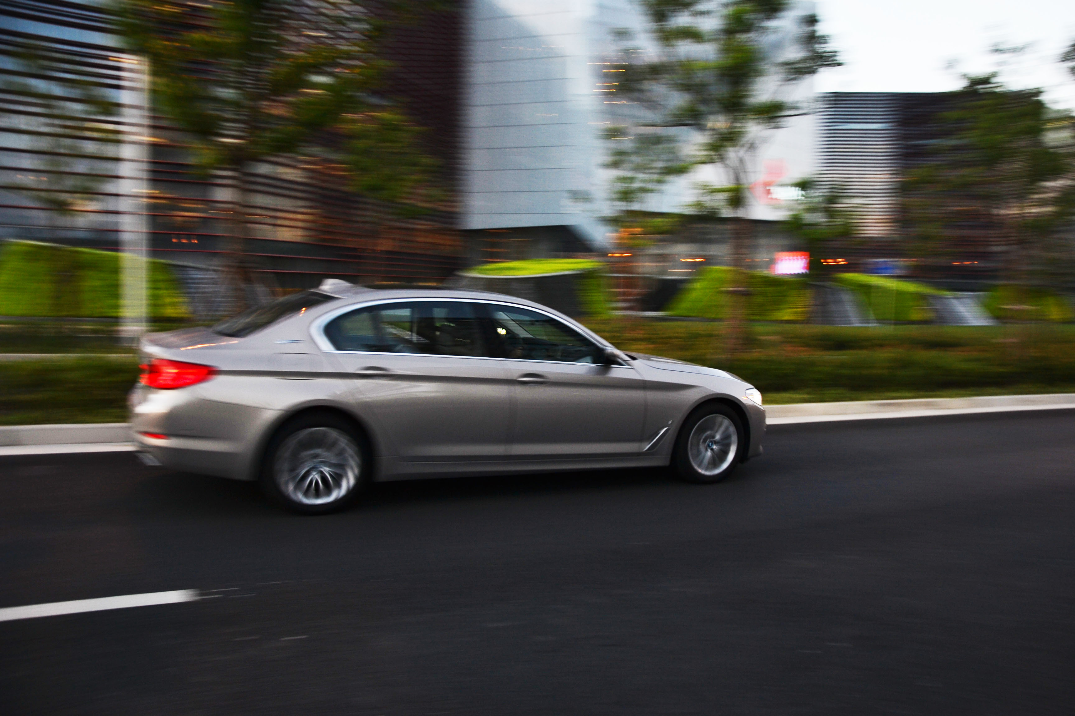 宝马530le混动可以边跑边充电吗,宝马530le新能源驾驶感受