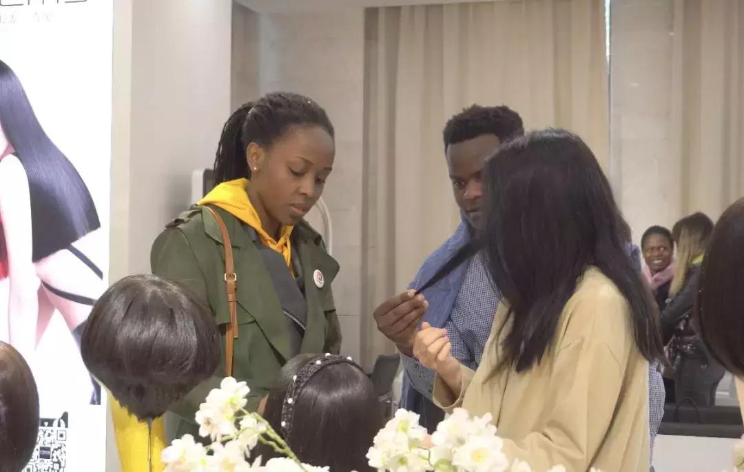 这一群制假发工厂,竟养活了30万当地人!