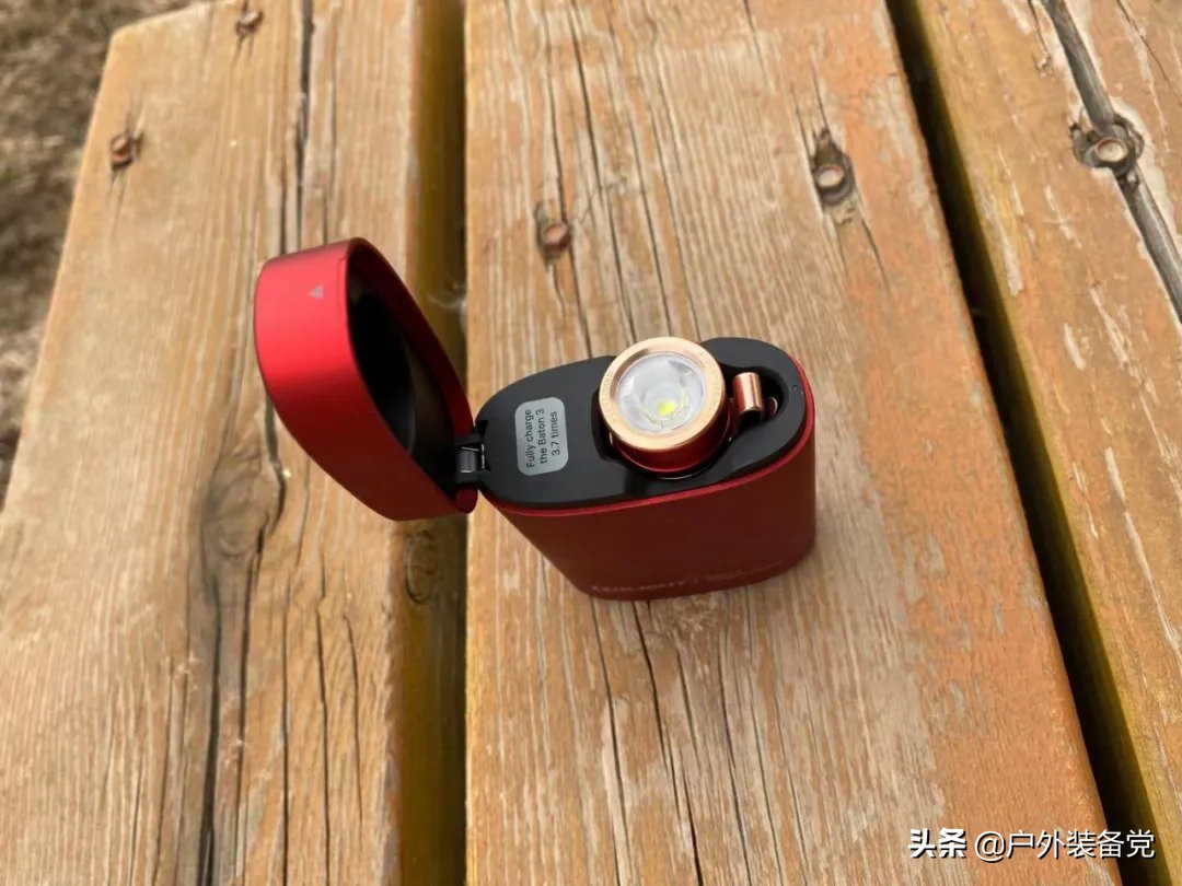 渐进式创新！无线充电手电OlightBaton3