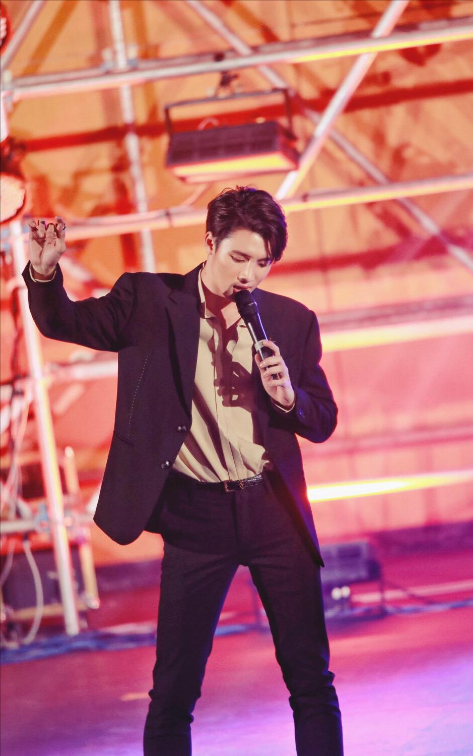 他泰韩系少年:关大爷洪34典型代表包包酷爱韩风穿搭