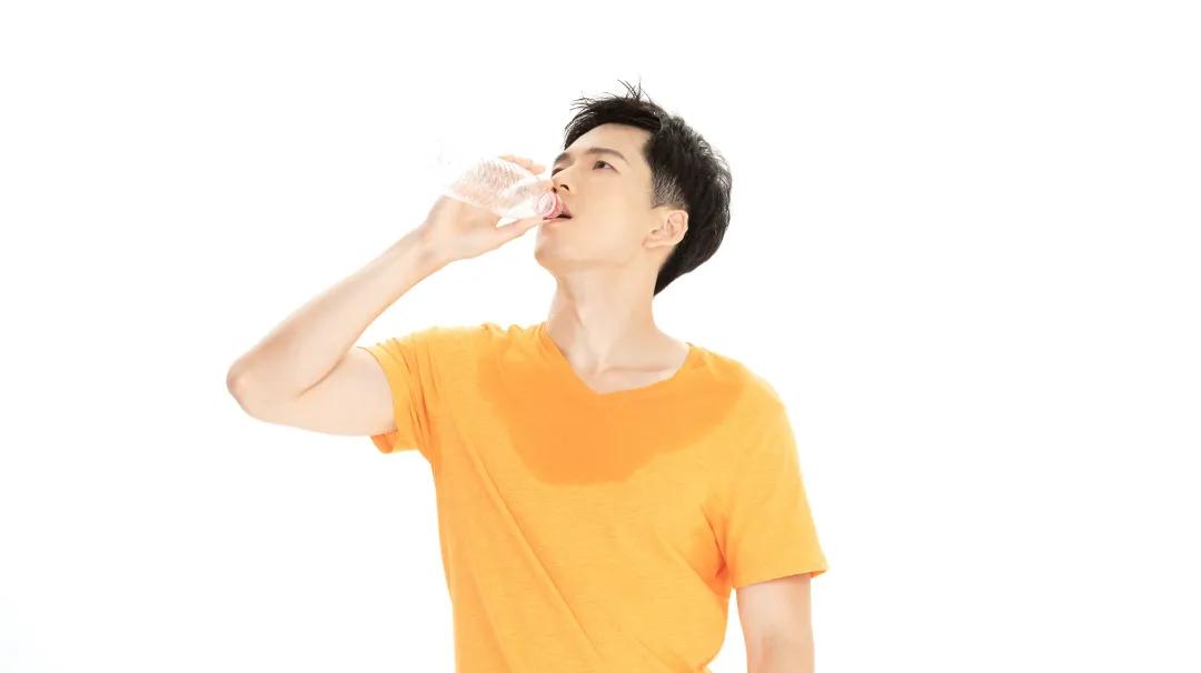 吃饭睡觉也容易出汗是怎么回事,吃饭睡觉出汗多又怕冷是什么原因