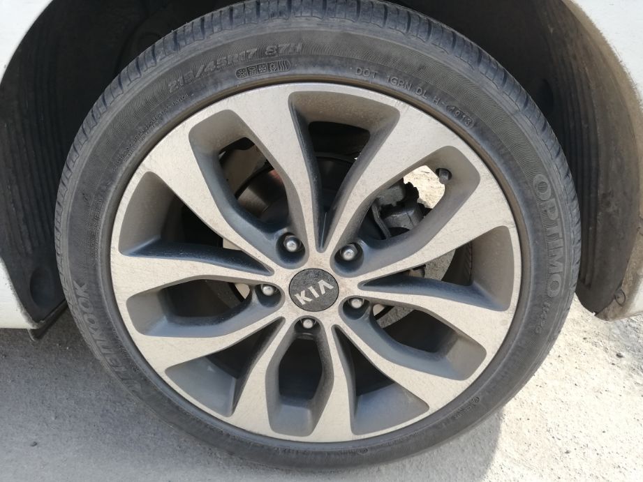 轮胎轮毂发烫是什么问题,汽车行驶轮毂发烫是刹车太紧吗