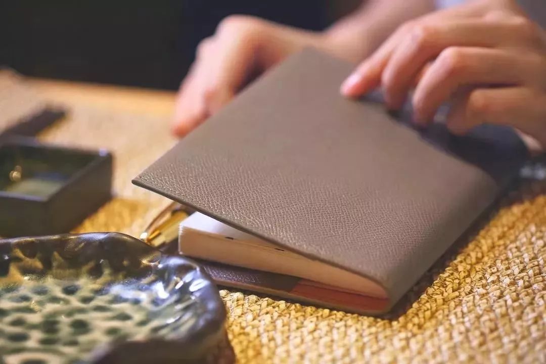 鼠年的女人买什么色的包包好,大牌鼠年限量款包包