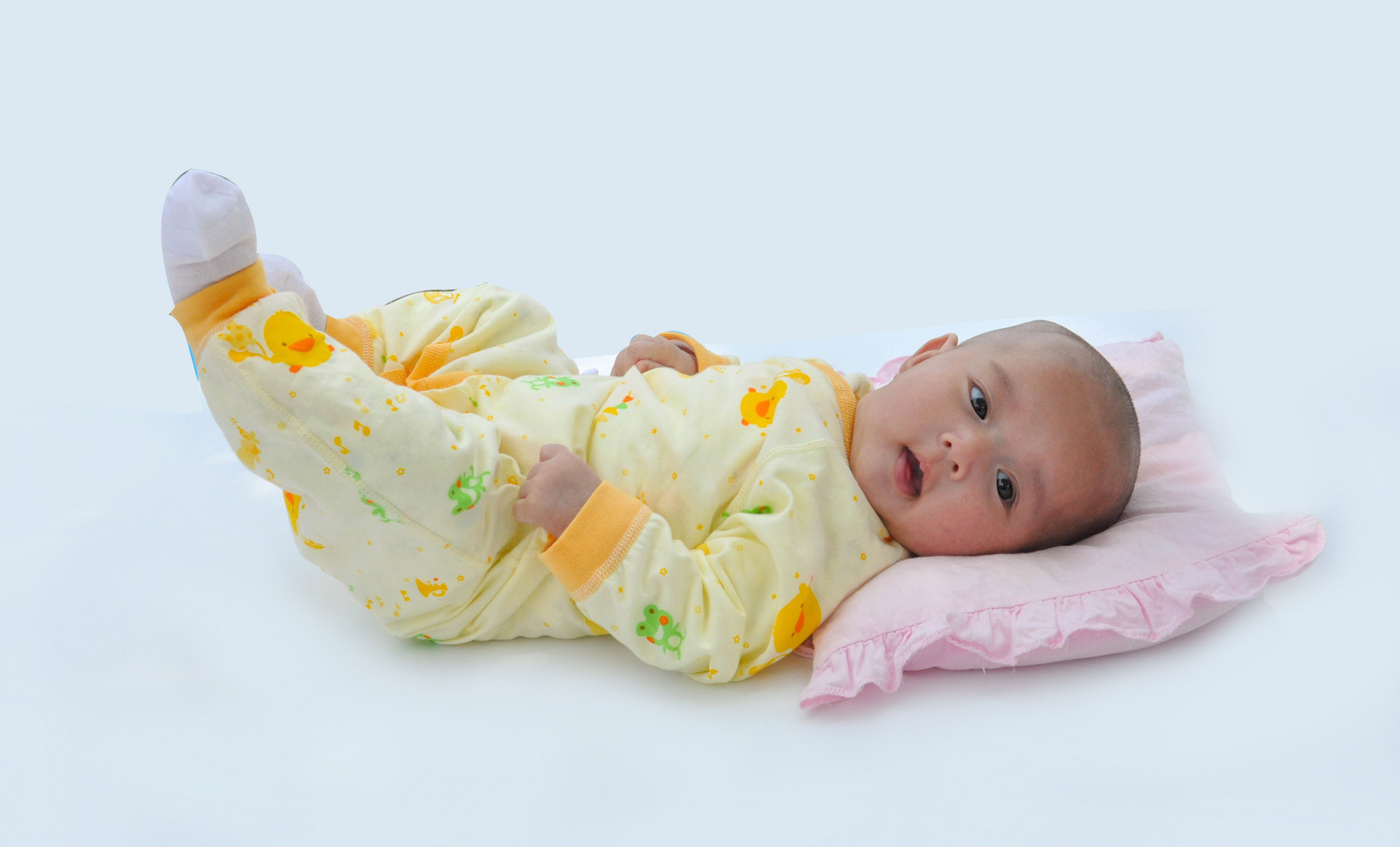 天气热如何提醒家长给孩子穿衣服,冬季给娃穿衣只需两个原则