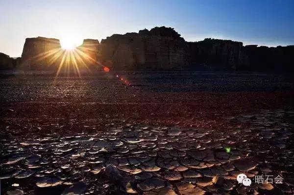 在野外捡石头的技巧,捡石头注意事项和手续