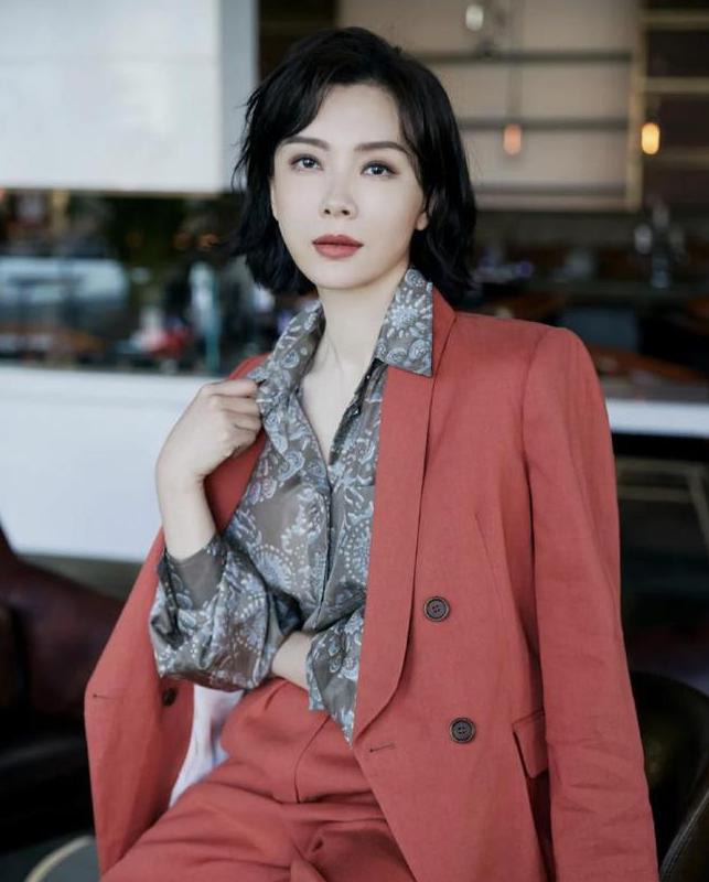 中年女性穿减龄时尚衬衫,中年女人穿这三件更优雅贵气