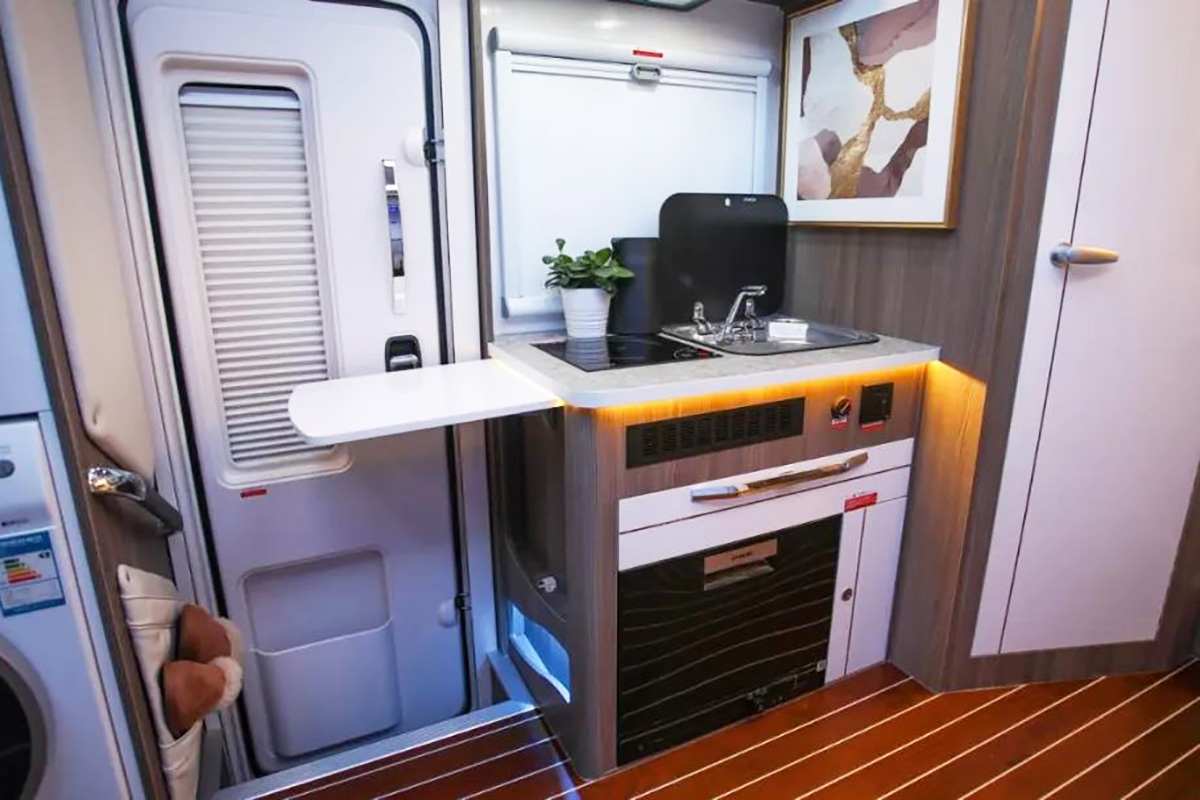 20万左右轻卡房车和c型房车,房车推荐15万到20万c型新能源房车