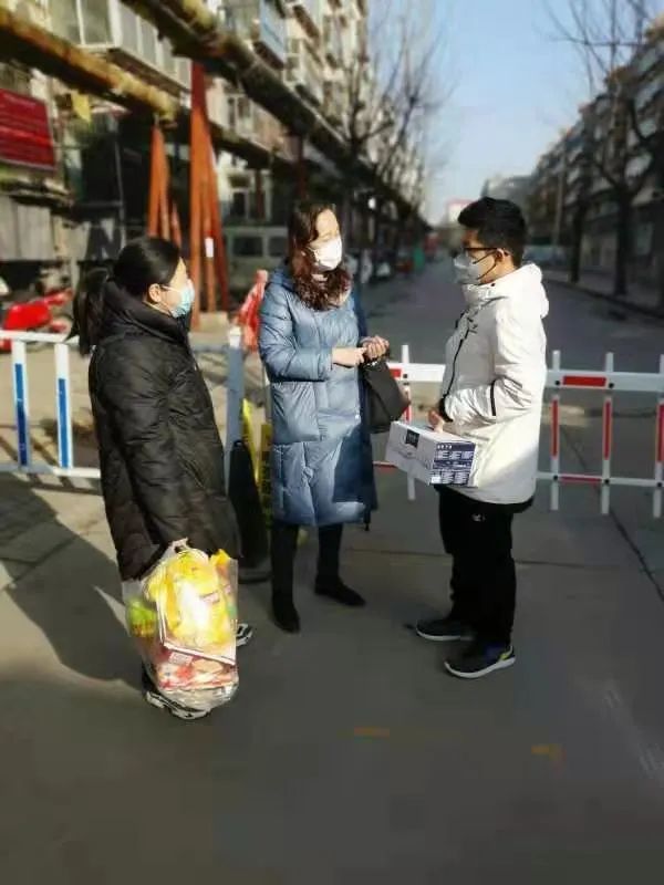 孩子生病没人管妈妈心酸,孩子生病妈妈还在抗疫一线