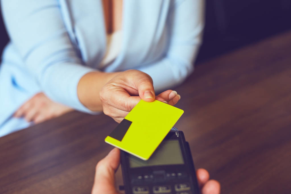 信用卡每月有大额消费好还是坏,信用卡每个月都有透支利息