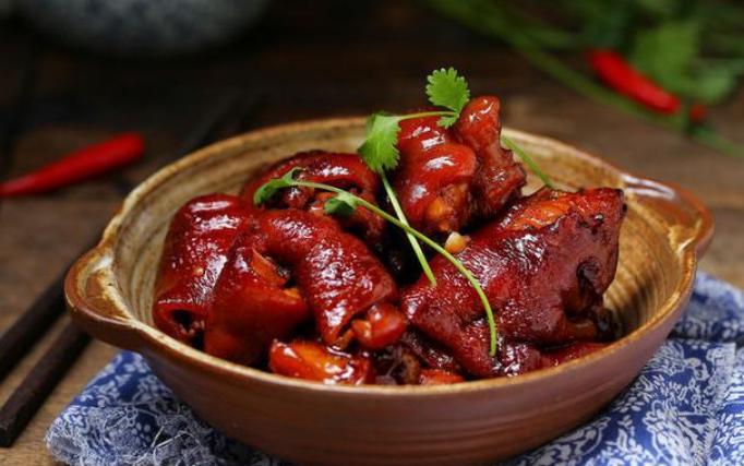 猪蹄炒糖色总容易糊？小火慢炒色泽才红润！入味又有嚼劲