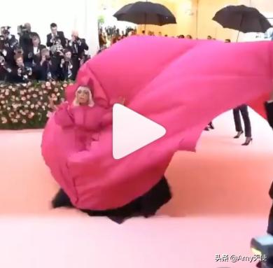 大都会艺术节4个标志性的时刻,来自蕾哈娜、戴安娜王妃等