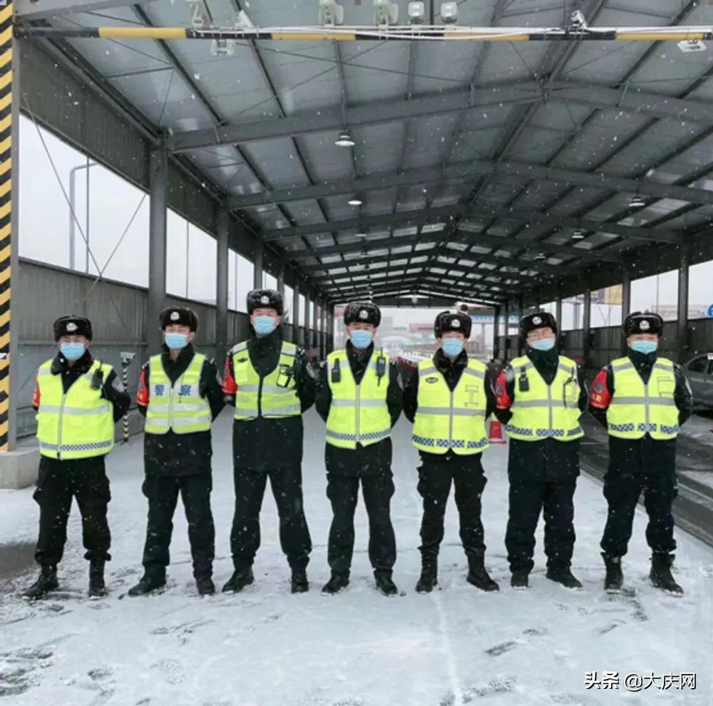 疫情期间零下民警坚守岗位,民警风雪中坚守防疫一线