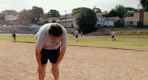 深蹲500个之后尿液变深,深蹲后第二天尿液深褐色