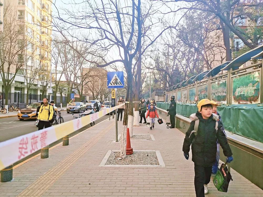 缓解校门口堵塞现象的建议,学校门口堵塞疏导方案