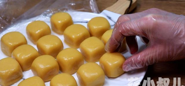 面粉绿豆饼的做法,平底锅做绿豆酥饼的做法