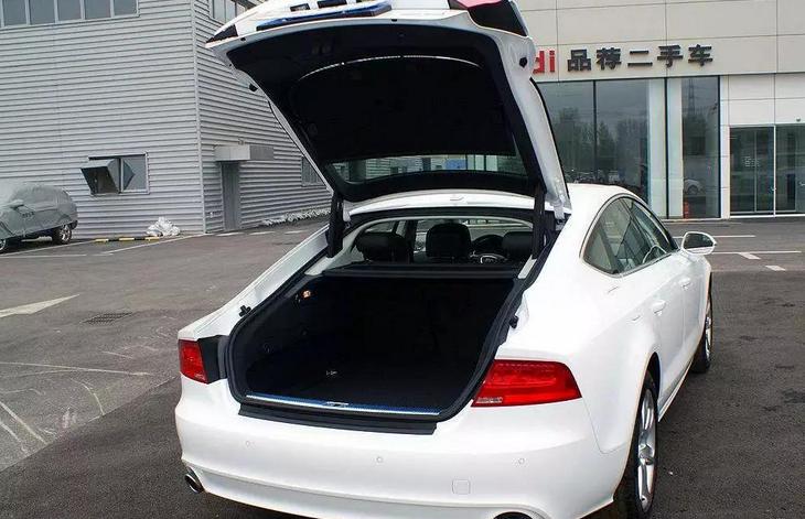 车辆油箱盖子如何打开,油箱盖应急开启技巧