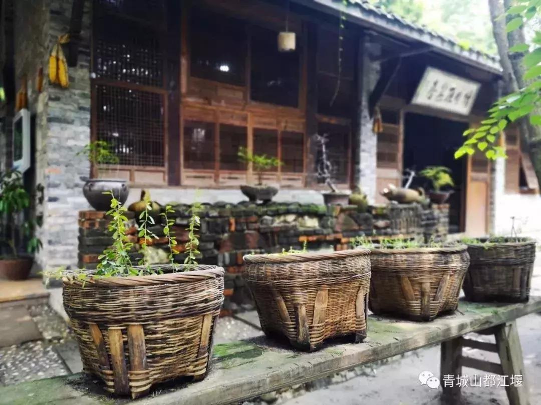 拒绝“人从众”！这个国庆必须到都江堰耍个“懒”，老街茶房、泥塑木作、古园书屋，快来享受你的小闲趣~