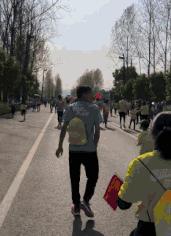 搞笑gif趣图妹子快现出原形吧,搞笑gif妹子你这发型挺别致