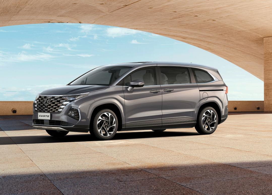 起亚嘉华和库斯途是一个车吗,起亚全新嘉华三排