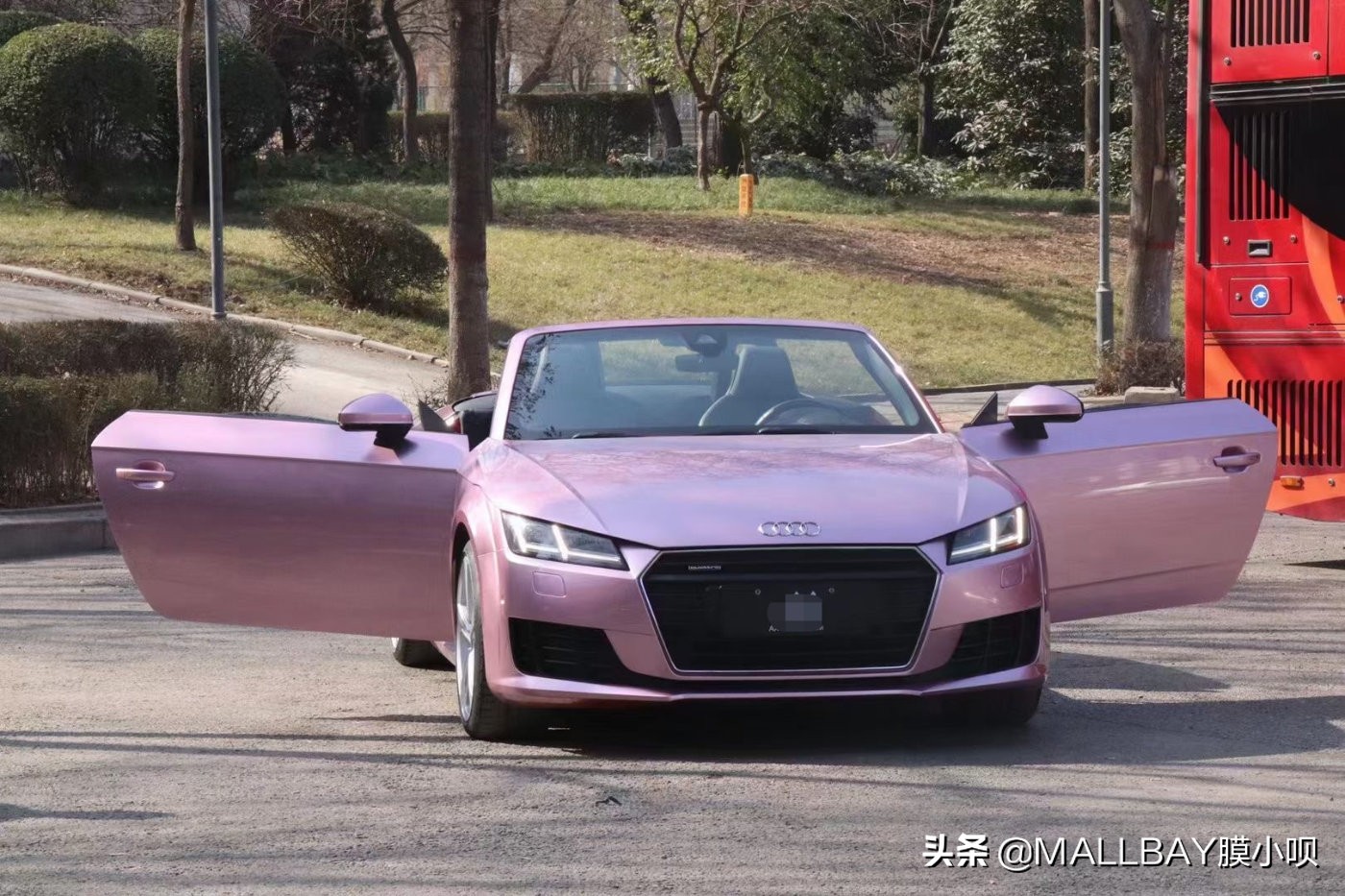 奥迪tt渐变白变粉,奥迪tt粉红色