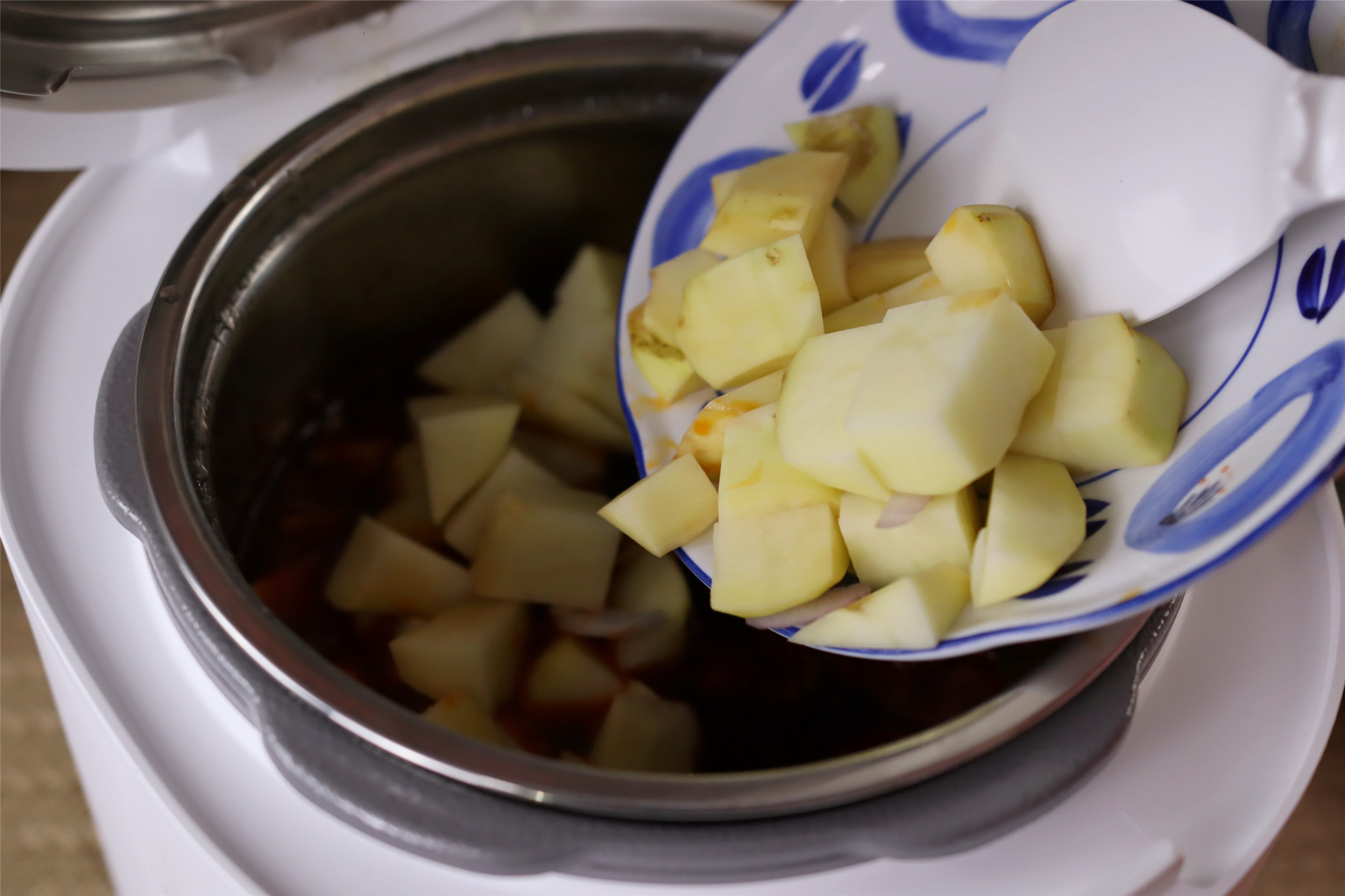 做牛肉炖土豆怎么个配料法,土豆炖牛肉是用牛腩还是牛肉