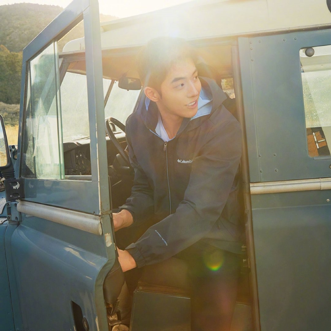 南柱赫剧照耀眼格子衫,南柱赫新剧帅照